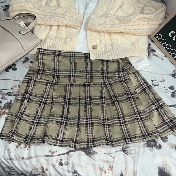 NWT plaid pleated skirt, tan with black, white and brown print - Picture 2 of 4
